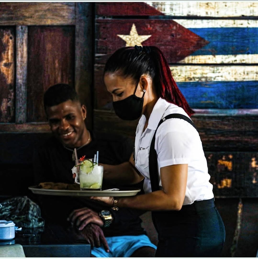 Servicio en mesa con la bandera cubana de madera