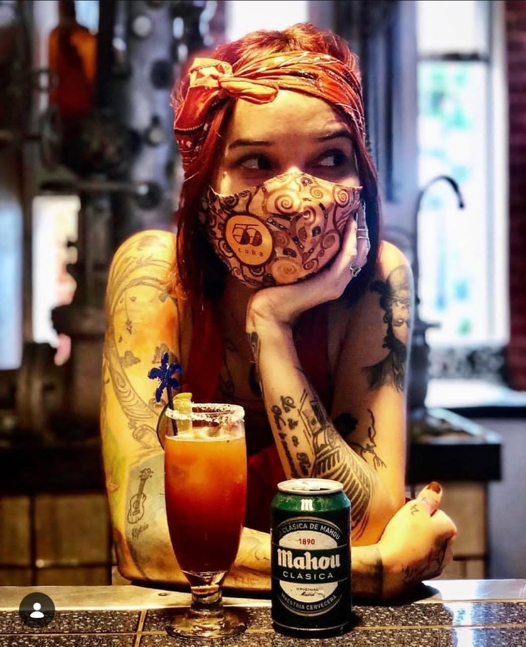 La barra con su maquinaria de fondo