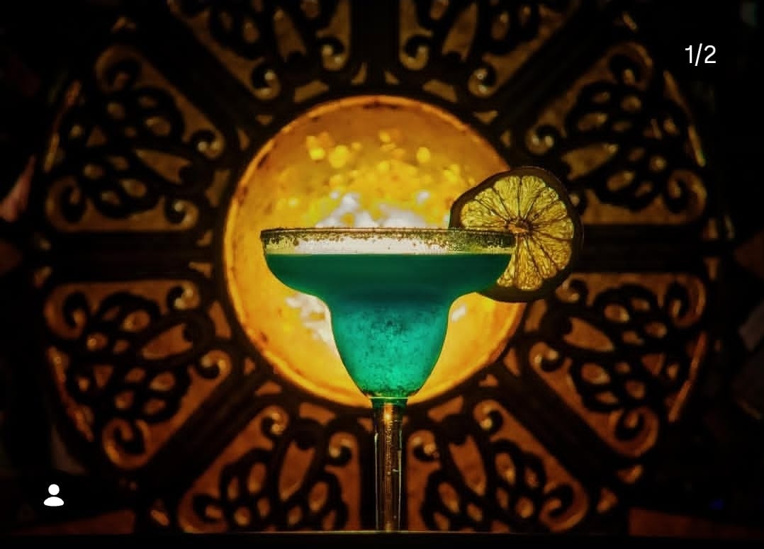 Coctel contra la celosía metálica iluminada